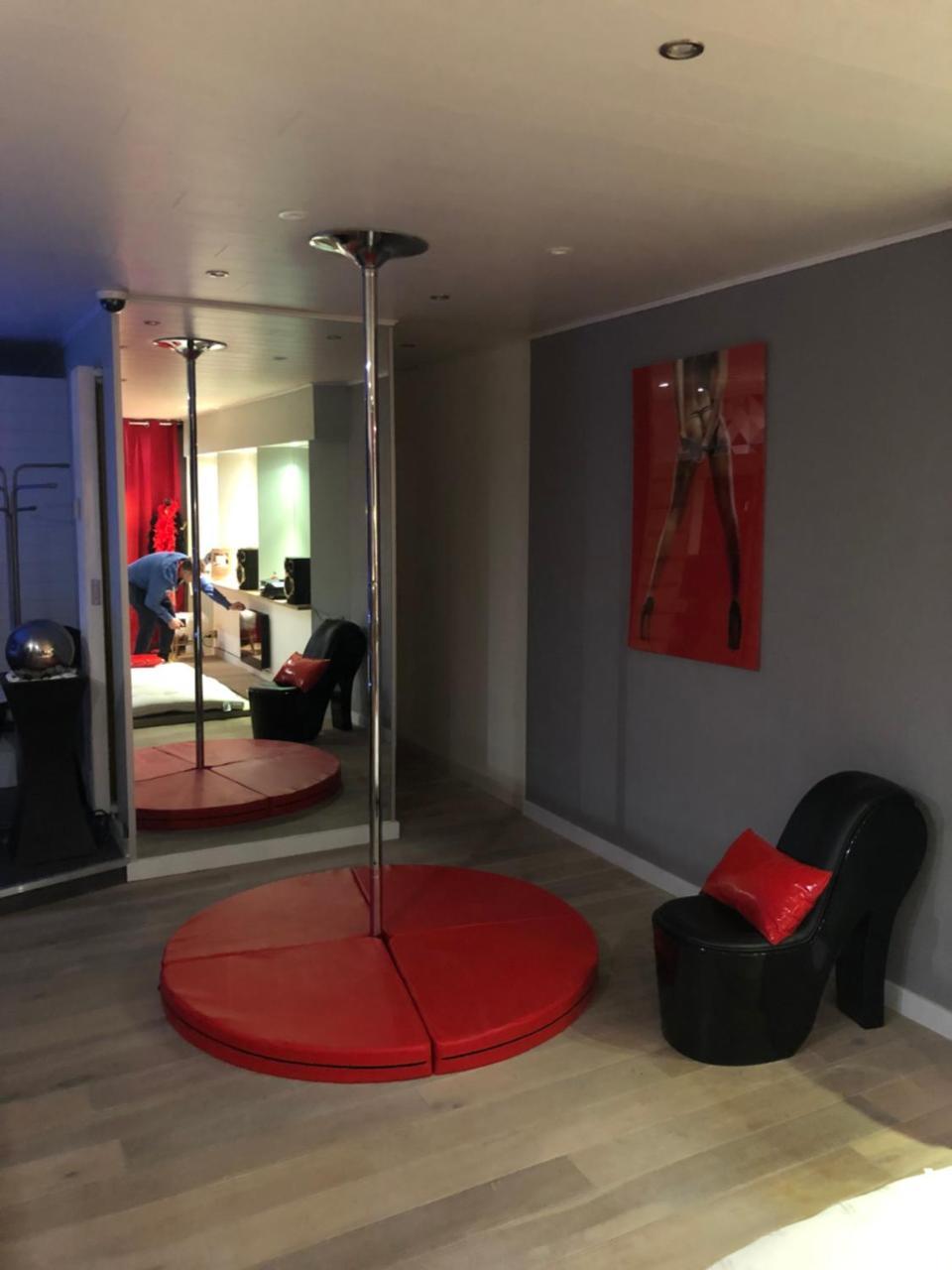 Spabyelleetlui Spa Rouge Ou Bleu Mouscron Exterior photo